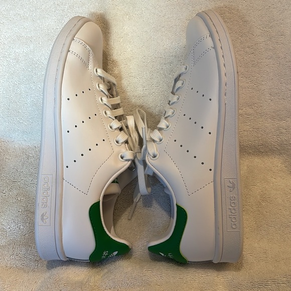 White Adidas Stan Smith sneakers with green backs. Women’s size 8. worn once - Picture 3 of 9